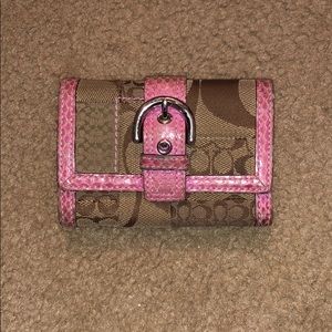 coach wallet with pink detail